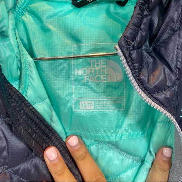 North Face Thermoball purple jacket with hood size XS - Picture 10 of 10